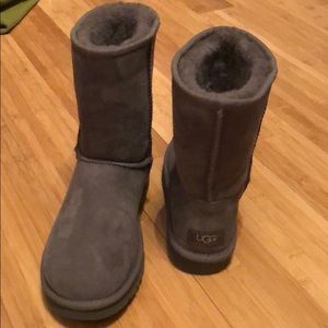 Brand new authentic UGG classic short in grey!